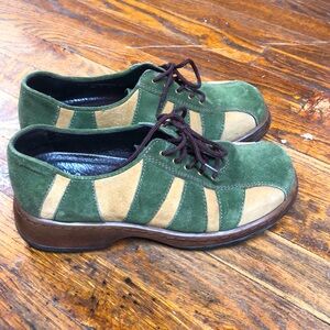 Vintage Dansko oxfords. Great condition.